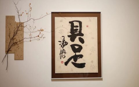 冯唐说：一个人，一杯酒，一把椅子，就够了