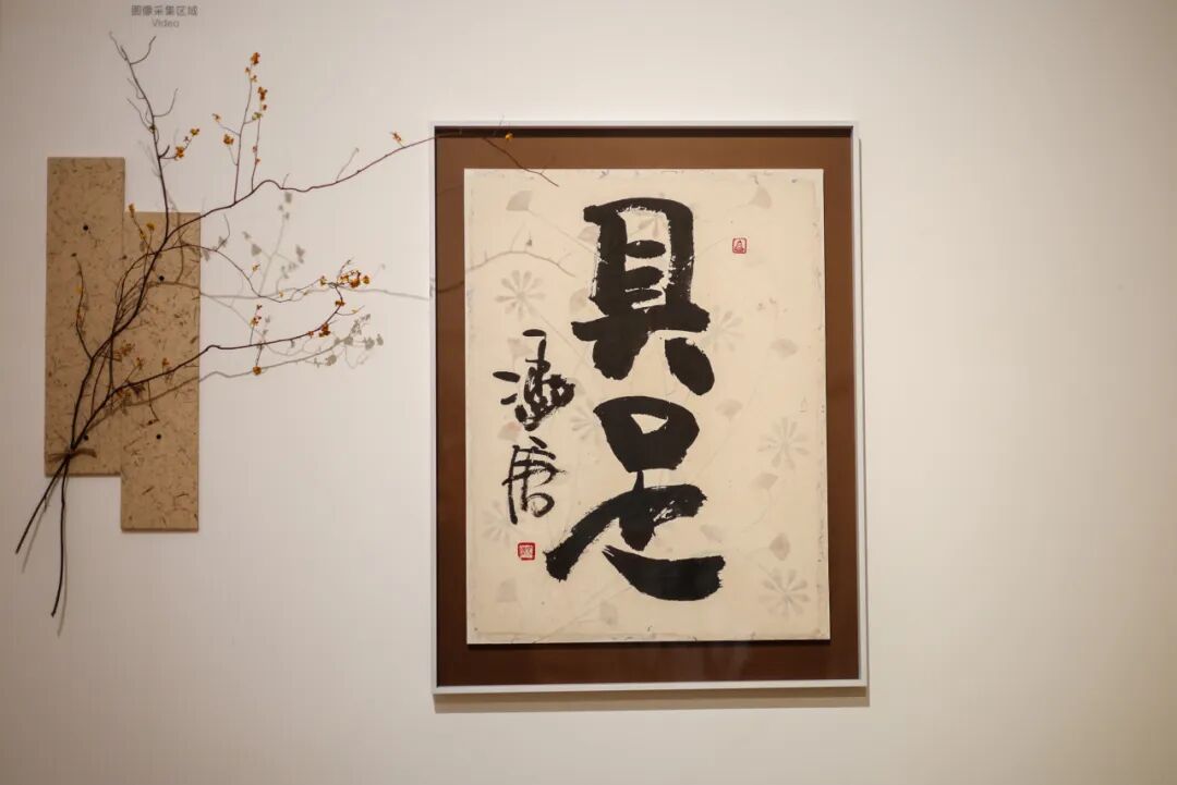冯唐说：一个人，一杯酒，一把椅子，就够了